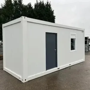 Contenedor de oficina con baño y almacenamiento